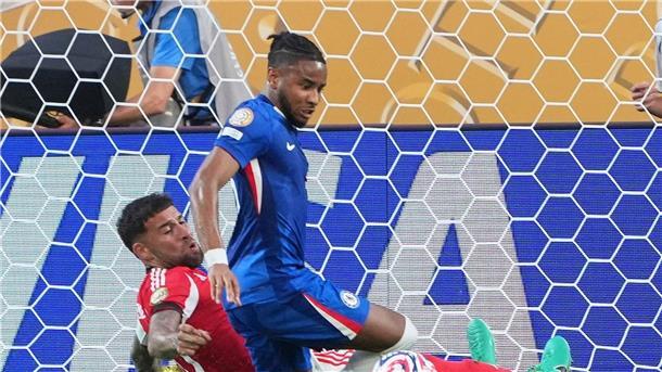 Wechsel perfekt: Ex-Leipziger Nkunku zur AC Mailand Der Ex-Leipziger Christopher Nkunku (r) wechselt vom FC Chelsea zur AC Mailand.