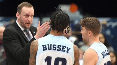Der Ex-Trainer der Eisbären Bremerhaven, Arne Woltmann (links), im taktischen Gespräch mit den Spielern.