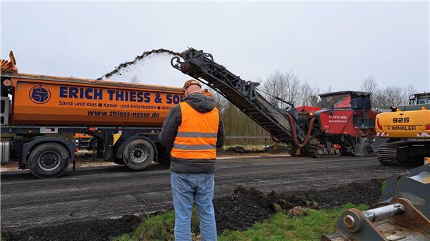 A27-Update: Neues Gerät im Einsatz - So sollen die Arbeiten schneller vorankommen Der Fahrbahnbelag der A27 wird abgetragen.