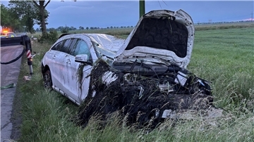 Der Fahrer dieses Autos kam nach rechts von der Straße ab und verlor die Kontrolle über den Wagen.