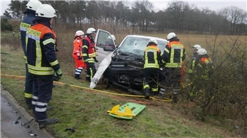 Der Fahrer dieses Transporters ist bei dem Unfall auf der A1 schwer verletzt worden.