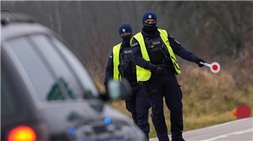 Der Fahrer flüchtete vom Unfallort, konnte aber später von der Polizei festgenommen werden. (Symbolbild)