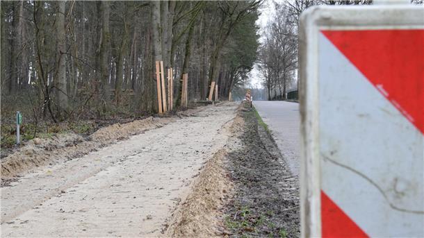 Der Fahrradweg an der Kreisstraße zwischen Seedorf und Godenstedt ist im Werden, der Füllsand liegt. Allerdings sorgte der viele Regen zuletzt für Verzögerungen.