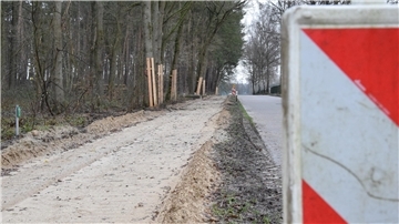 Der Fahrradweg an der Kreisstraße zwischen Seedorf und Godenstedt ist im Werden, der Füllsand liegt. Allerdings sorgte der viele Regen zuletzt für Verzögerungen.