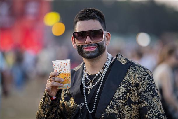 Deichbrand 2024: Das sind die schönsten Männer auf dem Festival Der fake Bärtige.