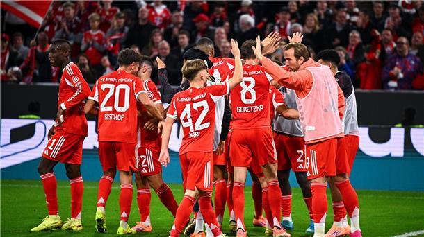 FC Bayern dominiert Topspiel - Gladbach gewinnt erstmals Der FC Bayern lag auch ohne Harry Kane (r) schon zur Halbzeit 3:0 gegen Leverkusen vorn.
