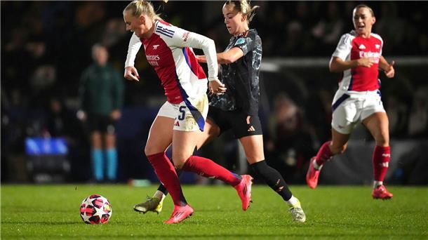 Der FC Bayern München um Giulia Gwinn (r) musste sich dem WFC Arsenal geschlagen geben und verpasste damit den Gruppensieg.