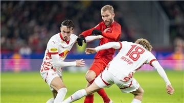 Der FC Bayern um Konrad Laimer (M) spielt am 6. Januar in Salzburg. (Archivbild)