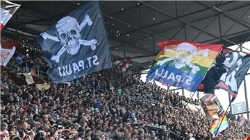 Fans gehen aufeinander los: Flaschenwürfe und Verletzte Der FC St. Pauli spielt am Wochenende in Frankfurt.