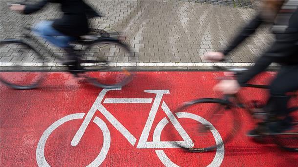 FDP-Vize: Eigene Wege für Radverkehr - Trennung von Autos Der FDP-Vize will Fahrrad- und Autoverkehr baulich voneinander trennen.