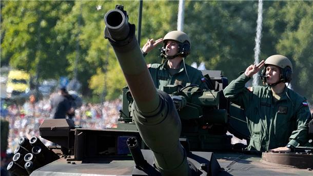 Frontstaat Polen demonstriert mit Militärparade Stärke Der Feiertag erinnert an den Sieg über Sowjetrussland in der Schlacht von Warschau 1920 während des polnisch-sowjetischen Krieges.