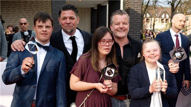 Sandmännchen und schrille Kostüme: Grimme-Preise verliehen Der Fernsehkoch Tim Mälzer und Mentor Andre Dietz (hinten l-r) kommen mit einem Teil des Ensembles zur 59. Grimme-Preisverleihung. Sie erhalten den Preis in der Kategorie „Publikumspreis der Marler Gruppe“ für „Zum Schwarzwälder Hirsch - eine außergewöhnliche Küchencrew und Tim Mälzer“.