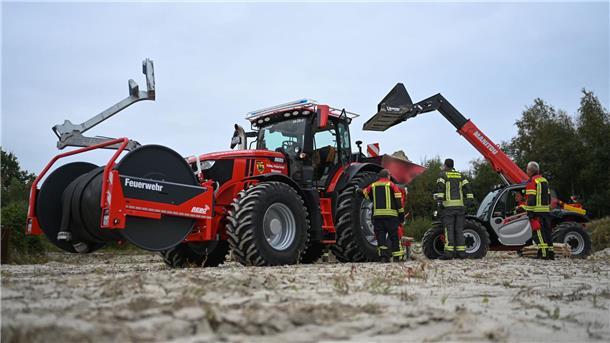Spielerei oder Supergerät: Was kann ein Feuerwehr-Trecker? Der Feuerwehr-Trecker kann mit verschiedenen Modulen ausgerüstet werden - hier etwa mit einer Schlauchhaspel und einer Sandsackfüllmaschine.