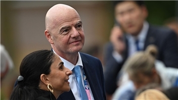 Der FIFA-Präsident Gianni Infantino hat die Bewerbungsdossiers für die Endrunden 2030 und 2034 entgegengenommen.