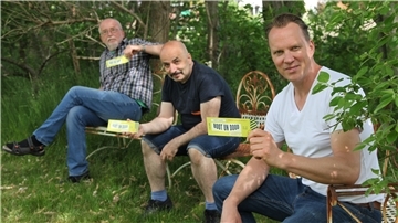 Der Film „Boot un Dood“ kann derzeit nicht gezeigt werden. Helge Tramsen (weißes T-Shirt), Künstler und Filmproduzent Sandro Giampietro aus Wittstedt (blaues T-Shirt) und Autor Günter Ihmels aus Beverstedt arbeiten schon am zweiten Teil.