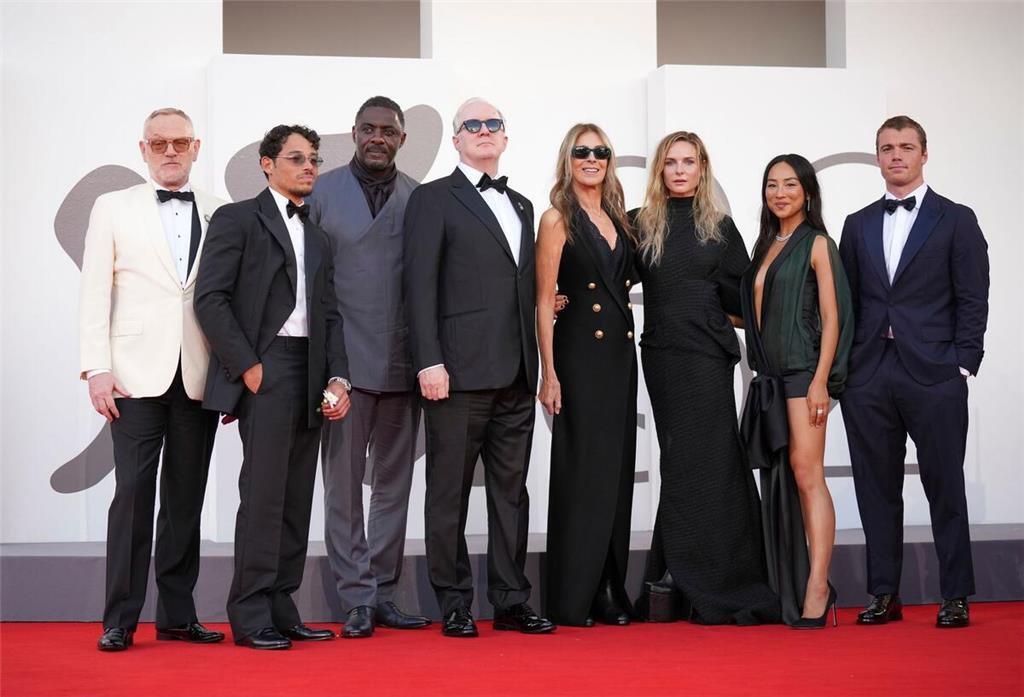 Bombiger Start für Atomraketen-Thriller Der Film feierte in Venedig Premiere Anfang September - das Team von links nach rechts: Jared Harris, Anthony Ramos, Idris Elba, Tracy Letts, Regisseurin Kathryn Bigelow, Rebecca Ferguson, Greta Lee und Gabriel Basso. (Archivbild)