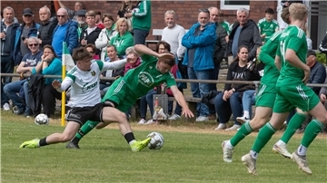Männer kämpfen um einen Ball