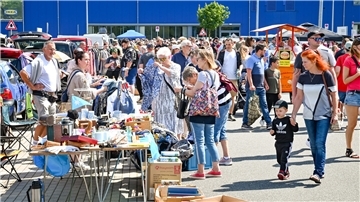 Der Flomaxx-Flohmarkt lockt viele Besucher auf den Ikea-Parkplatz am Bohmsiel.