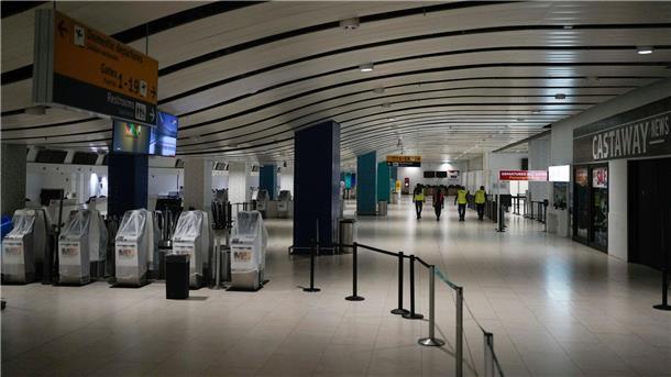 Opferzahl nach Hurrikan-Katastrophe in Karibik steigt weiter Der Flughafen von Montego Bay musste tagelang geschlossen bleiben.