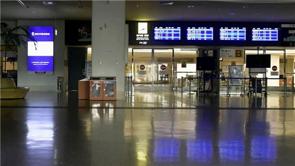 Tote durch Taifun und Hitze in Japan Der Flughafen von Naha ist aufgrund des herannahenden Taifuns „Khanun“ geschlossen.