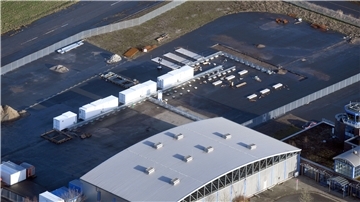 Der Flugplatz Luneort. Vor und im Hangar V sind die ersten Komponenten für das Elektrolyseur-Testfeld aufgestellt worden. 