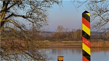 Der Fluss Oder verläuft an der deutsch-polnischen Grenze.