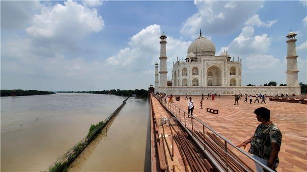 Monsunregen in Indien - Wasser erreicht Taj Mahal Der Fluss Yamuna ist bis an den Rand des Taj Mahal angeschwollen.