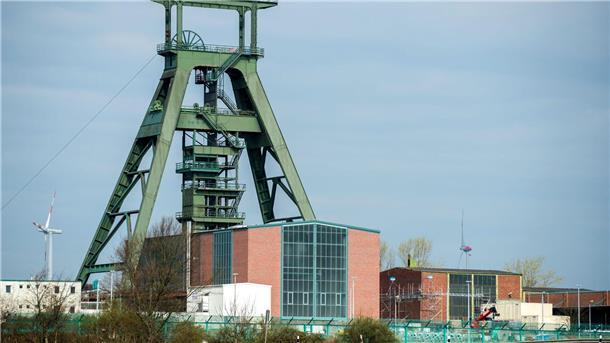 Atommüllendlager Schacht Konrad verzögert sich erneut Der Förderturm von Schacht Konrad in Salzgitter.