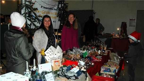 Weihnachtsmarkt in Heeslingen trotz grauem Himmel gut besucht Der Förderverein für die Oste-Grundschule bot Dekoratives an.