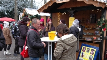 Der Förderverein für Hippopädagogik bot Lose und Gewinne und stellte dem Sinterklaas ein Pferd zur Verfügung.