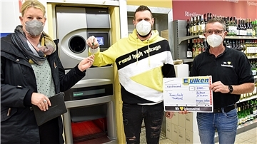 Der Fonsstock-Verein aus Nordenham kann sich über eine Pfandgeld-Spende in Höhe von 2000 Euro freuen. Das Geld nahm der Vorsitzende Thomas Neumann (Mitte) jetzt von Edeka-Einzelhändler Hergen Ulken entgegen.