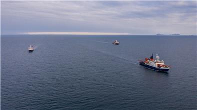 Der Forschungseisbrecher „Polarstern“ ist mit den Forschungsschiffen „Maria S. Merian“ und „Sonne“ zusammengetroffen. Jetzt kann Personal gewechselt werden.