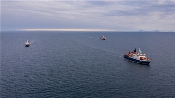 Der Forschungseisbrecher „Polarstern“ ist mit den Forschungsschiffen „Maria S. Merian“ und „Sonne“ zusammengetroffen. Jetzt kann Personal gewechselt werden.