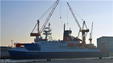 Der Forschungseisbrecher „Polarstern“ wird im April zurückerwartet in der Werft. Es ist der vorerst letzte Auftrag. Foto: Rabbel