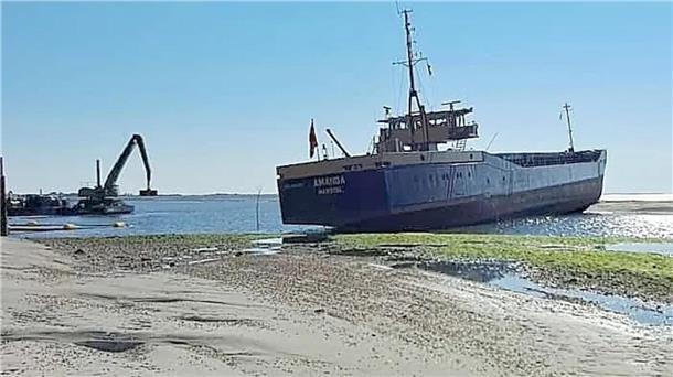 Der Frachter „Amanda“ lag quer vor der Hafenzufahrt Wangerooge.