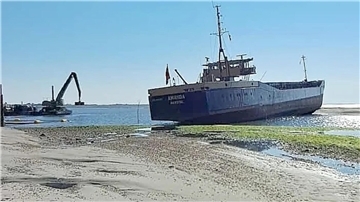 Der Frachter „Amanda“ lag quer vor der Hafenzufahrt Wangerooge.