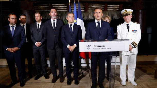 Der französische Präsident Emmanuel Macron (2.v.r) hält eine Rede in der Residenz des Hochkommissars von Neukaledonien.