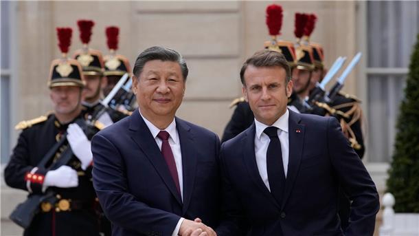 Von der Leyen und Macron: Kooperation mit China wichtig Der französische Präsident Emmanuel Macron (r) begrüßt Chinas Präsident Xi Jinping vor ihrem Treffen im Elysee-Palast.