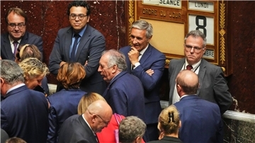 Der französische Premierminister Francois Bayrou verlässt die Nationalversammlung, nachdem er eine Vertrauensabstimmung im Parlament verloren hat.