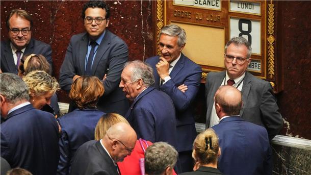 Bilder des Tages Der französische Premierminister Francois Bayrou verlässt die Nationalversammlung, nachdem er eine Vertrauensabstimmung im Parlament verloren hat.