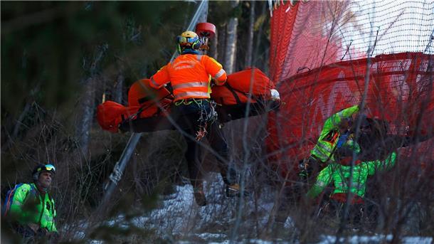 Schlimmer Sturz: Ski-Star Sarrazin auf Intensivstation Der Franzose Cyprien Sarrazin wurde nach seinem Trainingssturz mit dem Hubschrauber abtransportiert.