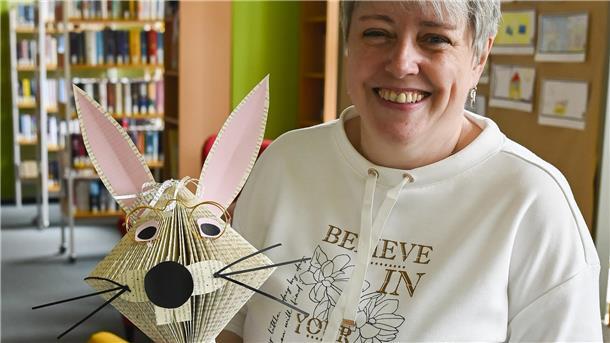Der freche Osterhase ist der Hingucker in der Gemeindebücherei, deren Geschicke Anja Grobrügge lenkt.