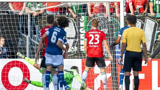 Der frühere 96-Profi Louis Oppie zum 2:0 für Arminia Bielefeld.