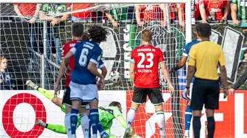 Der frühere 96-Profi Louis Oppie zum 2:0 für Arminia Bielefeld.
