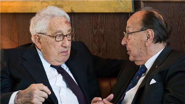 Henry Kissinger ist tot - Würdigungen aus aller Welt Der frühere Außenminister Hans-Dietrich Genscher (r) mit Henry Kissinger beim Empfang zum 90. Geburtstag Kissingers 2013.