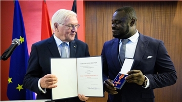 Der frühere Fußball-Nationalspieler Gerald Asamoah (r) erhält von Bundespräsident Frank-Walter Steinmeier das Bundesverdienstkreuz.