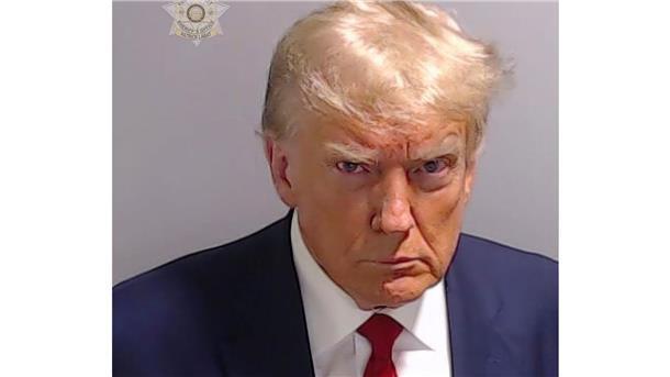 Der frühere US-Präsident Donald Trump hat sich im Bezirksgefängnis in Atlanta den Behörden gestellt. Dabei wurde auch dieses Polizeifoto geschossen.