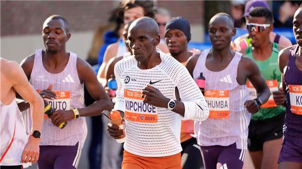 Kenianerin pulverisiert Marathon-Streckenrekord in New York Der frühere Weltrekordhalter Eliud Kipchoge aus Kenia war in New York am Ende Chancenlos
