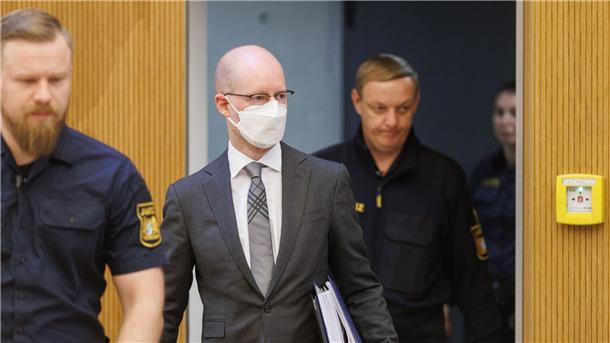 Der frühere Wirecard-Manager und Kronzeuge Oliver Bellenhaus (M) kommt zur Fortsetzung des Prozesses in den Münchner Gerichtssaal.