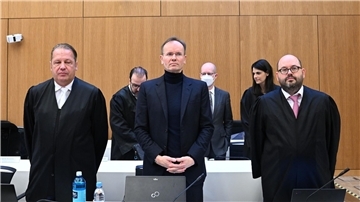 Der frühere Wirecard-Vorstandschef Markus Braun (M.) zwischen seinen Anwälten Alfred Dierlamm (l,) und Nico Werning.